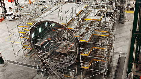 Наличие консолей, а также возможность проектирования специальных элементов по индивидуальному заказу, делает возможным установку конструкции из лесов максимально близко к фюзеляжу судна. 