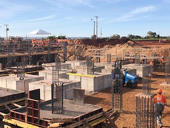 Fase inicial da obra, sendo realizada com a forma HANDSET, uma forma indicada para fundações e bases.