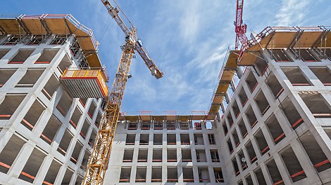 View from below at the FB 180 folding platforms and the RCS MP landing platform by PERI on the shell structure of the MK 4 “Friends“, “Stadtquartier am Hirschgarten”, Munich
