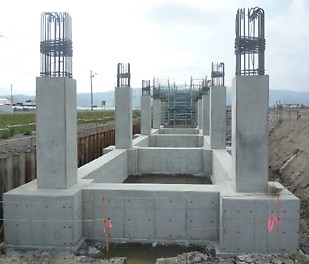 元請：前田・西武・森川特定建設工事共同企業体<br/> 施工業者：株式会社 三沢工務店