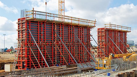 Pentru pereții din beton armat masivi, cu înălțime de 6.60 m, TRIO 330 a fost supraînălțat și completat cu platforme de betonare TRIO.