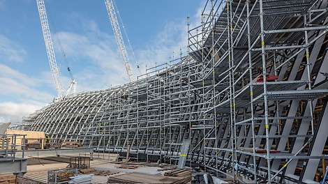 模块化脚手架PERI UP Flex系统能够适应复杂的玻璃屋顶造型，保证安全通向所有作业平面，并针对受力情况对方案进行优化。