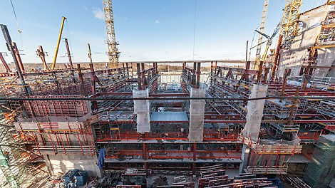 The PERI overall solution included different formwork and shoring solutions; among other things, CB Climbing Formwork units, TRIO and DOMINO Panel Formwork as well as project-specific working platforms for the multi-purpose building.<br/>