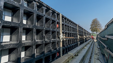 Lehké bednění DUO nasazené na římse mostu.