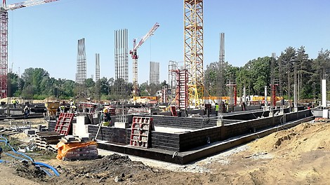 Widok od strony bramy wjazdowej na skrzydło szkoły nr 4