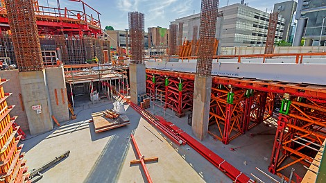 The working platform can be integrated when using PERI VARIODECK tables at the slab edge.