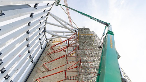 Für die Montage der radial angeordneten Holzkonstruktion mussten hohe Lasten in großer Höhe temporär abgetragen werden.