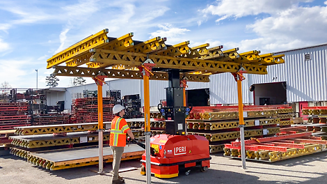 With its particularly high lifting force of up to 1.95 t and electro-hydraulic drive, SKYMOVE facilitates extremely powerful and user-friendly lifting operations. Even great heights are no issue: with a maximum extension height of 3.89 m, or even up to 7.01 m using an additional frame, SKYMOVE is up to almost any challenge when moving slab tables.