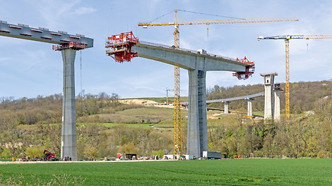 Aufnahme der Saaletalbrücke während des Bauprozesses. Es sind 2 Pfeiler zu sehen, an denen gerade gebaut wird.