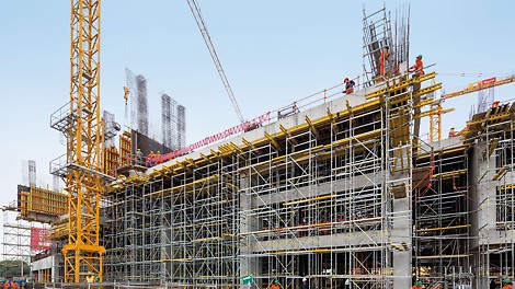 用PERI UP盘扣式脚手架搭建贯穿多层结构的支撑，承受上部护栏、梁和楼板结构的荷载