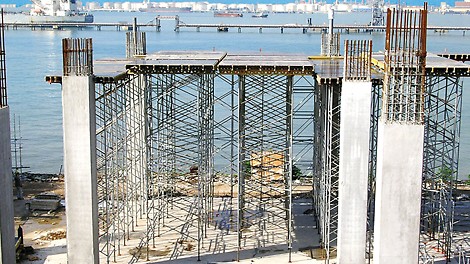 Mahya olarak SRZ çelik kuşak ve ızgara olarak VT 20 ahşap kirişlerle 10.50 m yükseklikteki PD8 masa sisteminin kullanıldığı bir depo inşaatı