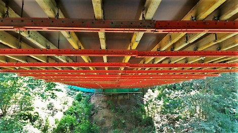 La plataforma descolgada permite realizar los trabajos de mantenimiento con seguridad.