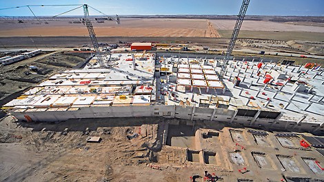 As lajes de até 30 cm de espessura foram apoiadas em 762 colunas de concreto armado quadradas. Usando 57 mesas de laje, uma área total de 2.800 m² poderia ser realizada a cada semana.