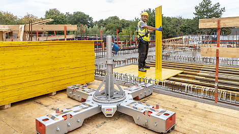 SKYANKER Universal simplifies suttering from above due to its mobile attachement point, e.g. for use with common types of slab formwork and on the concreted slab.