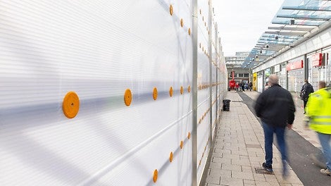 Die leichten Bauteile fördern ein ergonomisches Arbeiten. Zudem sorgen blickdichte, aber dennoch lichtdurchlässige Paneele für einen hohen Komfort beim Arbeiten an der Fassade.