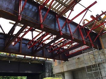 Celosías y ménsulas VARIOKIT para el soporte del tablero del Puente. 