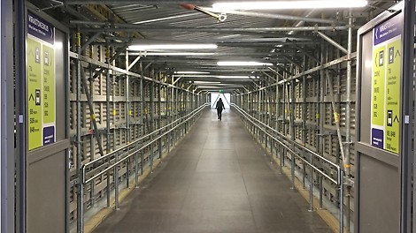 Jalankulkijat pääsivät liikkumaan siltaa pitkin turvallisesti ja esteettömästi.