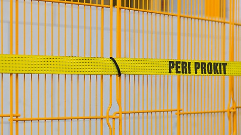 PCT扎带将防护网固定在拉带上，拉带耐紫外线辐射，是系统专用配件。