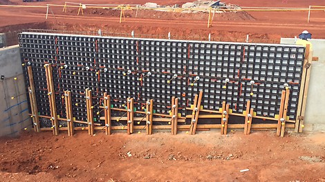 DUO standard panels are used where possible; The inclined conventional formwork was generated by skilled formwork carpenters on site. 