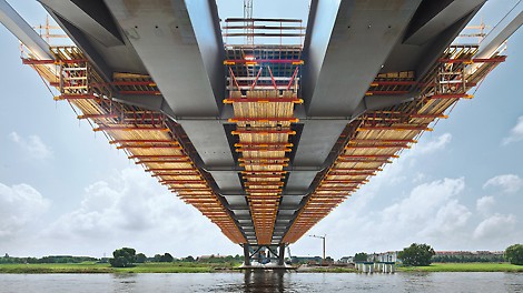The carriageway slab of the steel composite bridge was constructed in 21 concreting sections. The raised formwork units used were based on rentable system components taken from the VARIOKIT engineering construction kit.