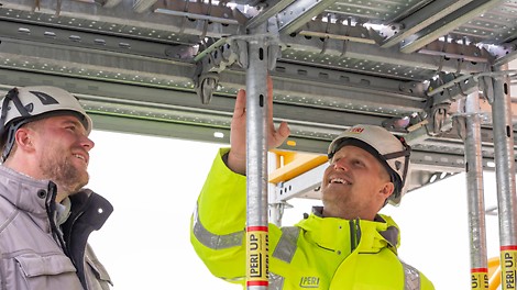 Der PERI Fachberater begleitete die Gerüstmontage in Arzberg und unterstützte das Gerüstbauteam der Meyer GmbH kompetent. 