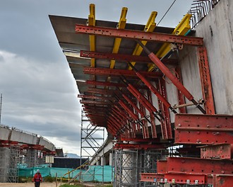 Sistema de ingeniería VARIOKIT en conjunto con MULTIFLEX soportando el volado de tablero.