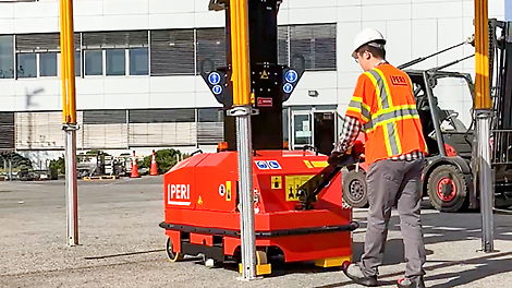 The easily accessible dead man’s switch and the toe guard beneath the device are integrated safety devices that ensure particularly safe operation. Thanks to its ergonomic design, the appliance can be operated by one person alone.