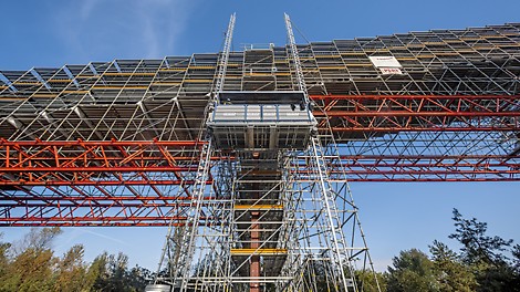 Zwei PERI Baukastensysteme – PERI UP und VARIOKIT – bilden die Basis für eine projektspezifisch angepasste Gerüstkonstruktion mit integrierten Überbrückungen.