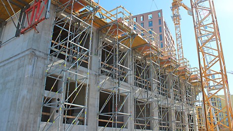 As Oy Helsingin Atlas 12 m korkeat PERI UP -tuennat Atlaksen työmaalla.