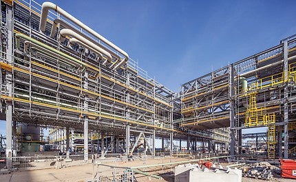 Riputatud tööplatvormid tagasid ohutu ligipääsu kõigile rafineerimistehase aladele, samal ajal kui all jätkusid kaevetööd. <br/><br/>(Foto: PERI SE) 