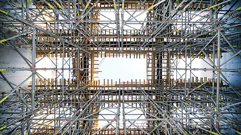 System PERI UP Rosett okazał się optymalnym rozwiązaniem dla podparcia belek stropowych w salach kameralnych. 