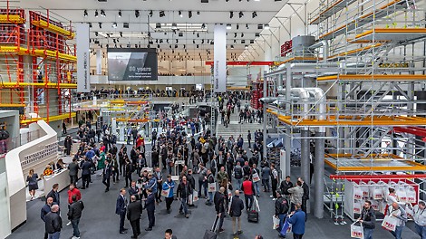 PERI Messehalle auf der bauma mit interessierten Menschen