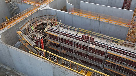 Rundung eines Klärbeckens. RUNDFLEX Rundschalung in Kombination mit der MAXIMO Rahmenschalung.