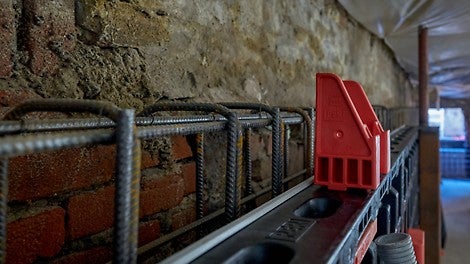 Met behulp van de optopadapters kunnen er losse stroken betonplex worden toegevoegd om aan de juiste hoogte te komen.