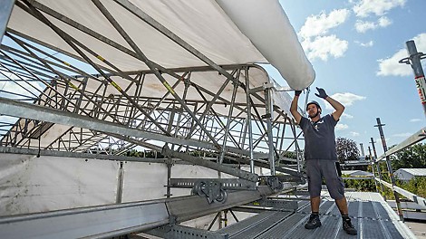 Плавно вращающиеся ролики обеспечивают равномерное наматывание тента по всей ширине.