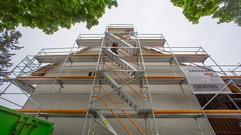 Passt sich nahtlos an das Fassadengerüst an – Die Treppe in 67 cm und damit identischer Breite wie die Fassadenlösung PERI UP Easy