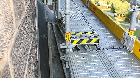 Elastyczność systemu PERI UP Flex przedstawiona w praktyce – jeden podest podniesiony i oznaczony, ze względu na geometrię dachu dzięki uniwersalnemu osprzętowi.