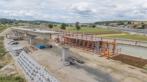 Dadurch, dass die VCT Kragarmbahn hydraulisch bewegt werden kann, reduzieren sich auch die Anforderungen an Baumaschinen vor Ort. Ein Teleskopkran ist für den Aufbau ausreichend, zum weiteren Betrieb ist keine maschinelle Unterstützung nötig.<br/>(Foto: PERI SE)