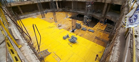 Sistema de encofrado para losas con vigas MULTIFLEX en combinación con la resistente torre de carga ST-100 y puntales PEP-ERGO.