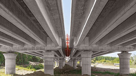 The precast beams of the foreland bridges are supported on 180 cm thick circular columns complete with mushroom shaped heads – thanks to the specially prepared PERI steel formwork, the best concrete surface results have been achieved.