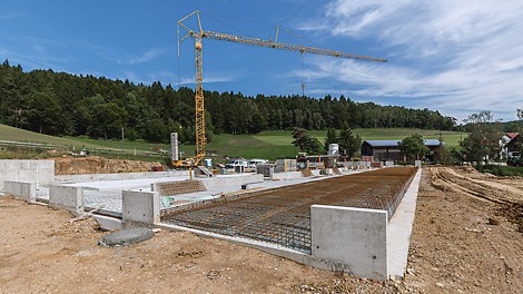Der neue Milchviehstall bei Wörth a. d. Donau wird 57 m lang und knapp 30 m breit. Alle Ortbetonbauteile wurden mithilfe der DUO Verbundschalung hergestellt.