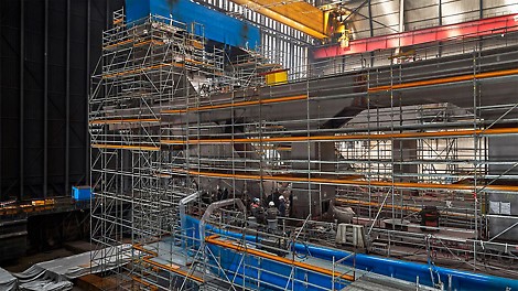 С помощью элементов системы лесов PERI UP Flex возможен монтаж рабочей подмости любой формы и размера. При замене нижних опорных элементов на колеса статичная платформа становится перекатной.