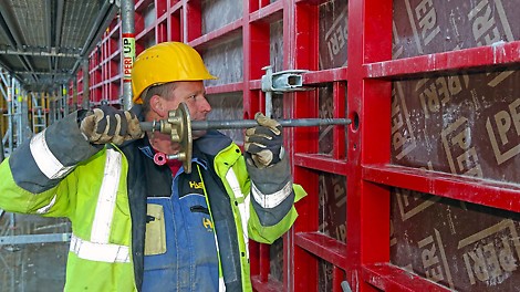 Einführen des MX18 Ankers der MAXIMO Rahmenschalung.