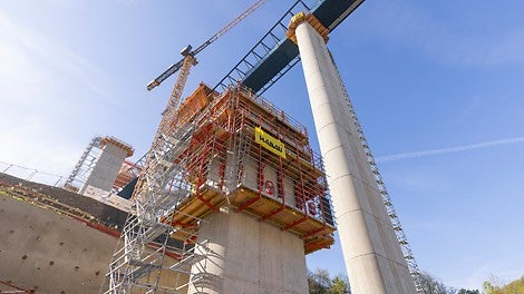 Projektspezifisch angepasste PERI Systemlösungen sorgten für eine effiziente und sichere Ausführung beim Bau der Rekordbrücke.