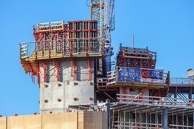 SKYDECK Deckenschalung auf PEP Ergo Stützen | RCS CL Kletterschalung | Kombination aus MAXIMO Schalung mit Konsolensystem zu Trägerschalung VARIOKIT GT24 