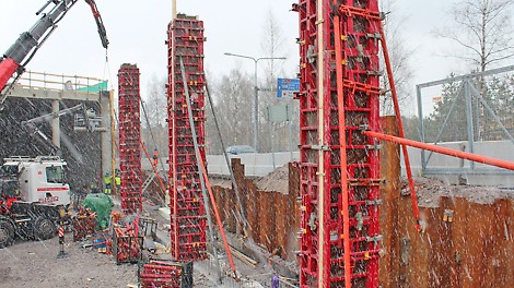 Suomen ilmasto yllätti vaihtelevuudellaan vielä toukokuun puolessa välissä: Lumikuurot eivät olleet pitkiä, mutta sitäkin sankempia. MAXIMO-järjestelmällä valetut pilarit odottavat muotin purkua lumisateen keskellä.