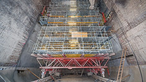 Der fahrbare, 34 m hohe Gerüstbock wurde in der ersten Phase als Plattform für die Strahlarbeiten verwendet, anschließend dient er zusammen mit VARIO GT 24 und MULTIPROP als Schalungsgerüst.