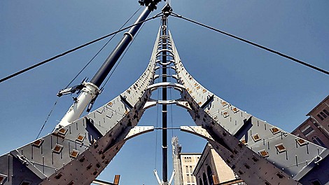 Estrutura metálica sendo içada