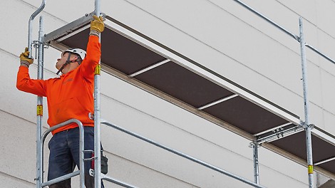 The Easy End Guardrail Frame installed in advance is mounted from the lower scaffold level in the next higher level as permanent end protection.