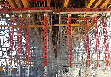 L'abbassamento sotto carico è controllato grazie al cilindro idraulico integrato nella base. L'abbassamento sotto carico è controllato grazie al cilindro idraulico integrato nella base.